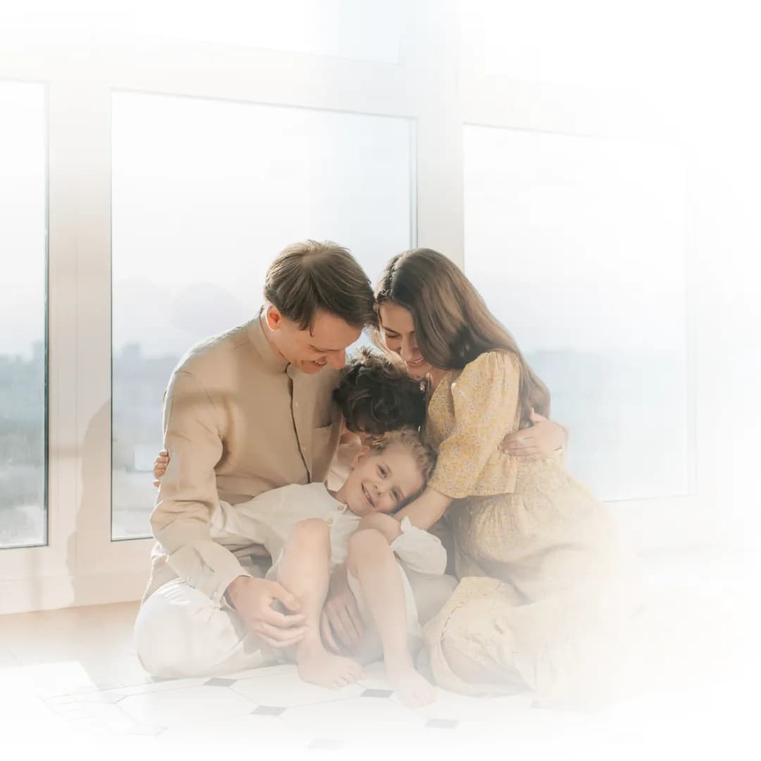Família abraçada em casa